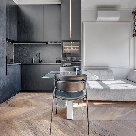 New! Luxury Old Town Apartment